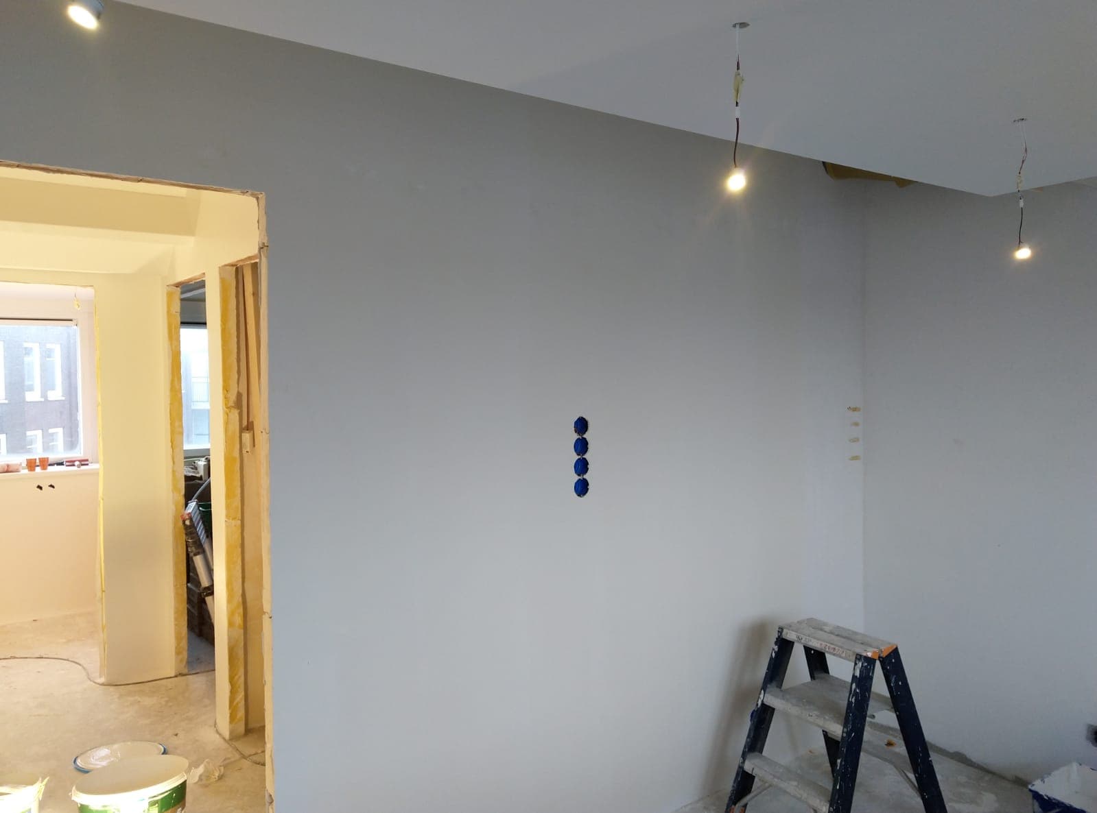 Kamer met strakke wanden, klaar voor behang