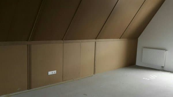 Zolder met bruine plafond- en wandplaten voor de behandeling
