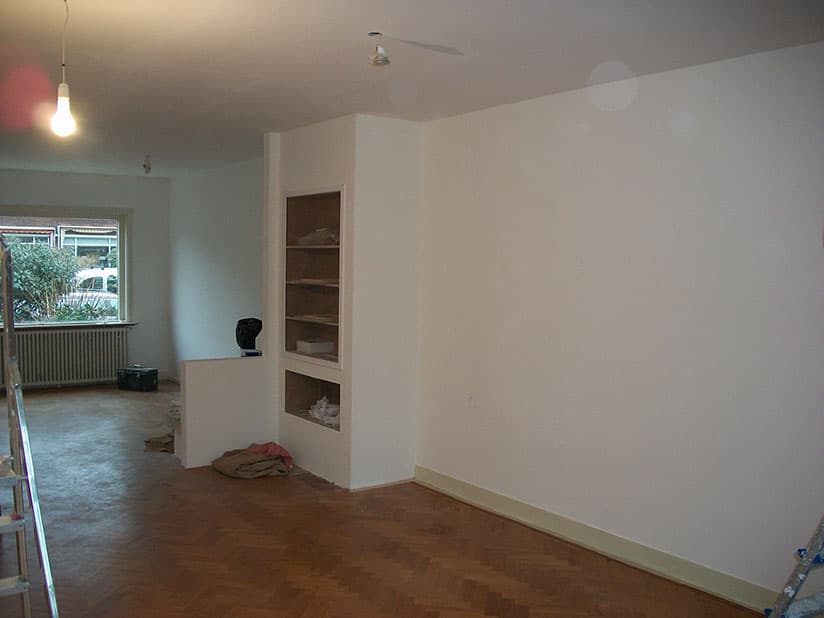 Huiskamer met latex op de wanden