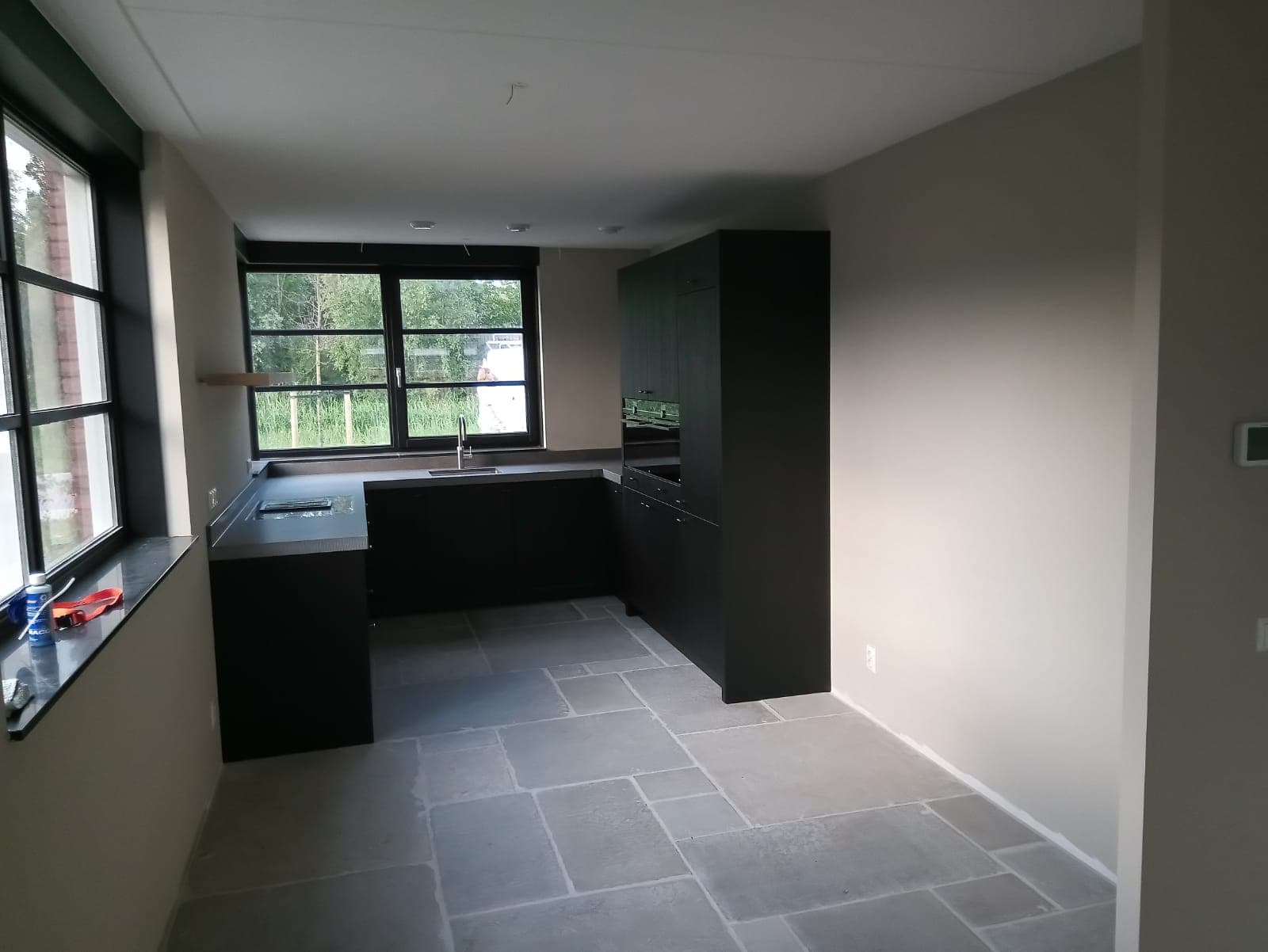 Geplaatste keuken met Renovlies en afwasbare latex op de wanden