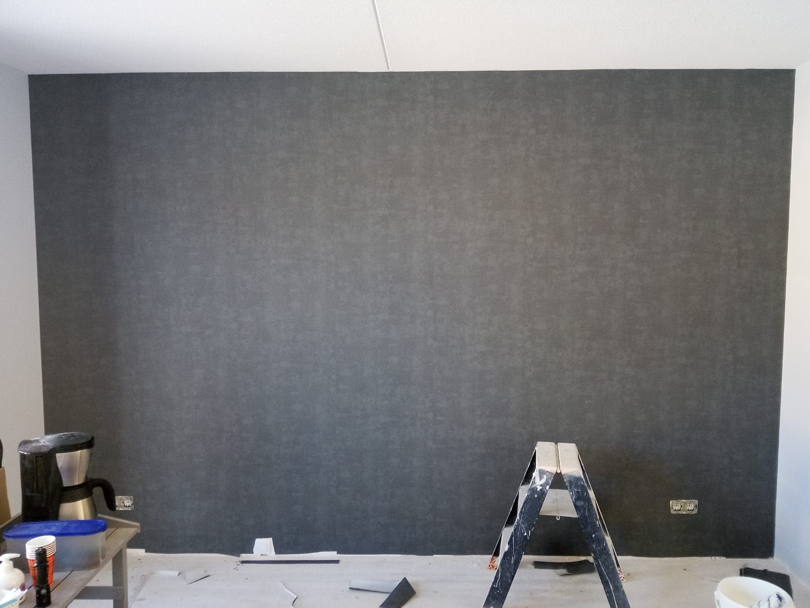 Dezelfde wand strak afgewerkt