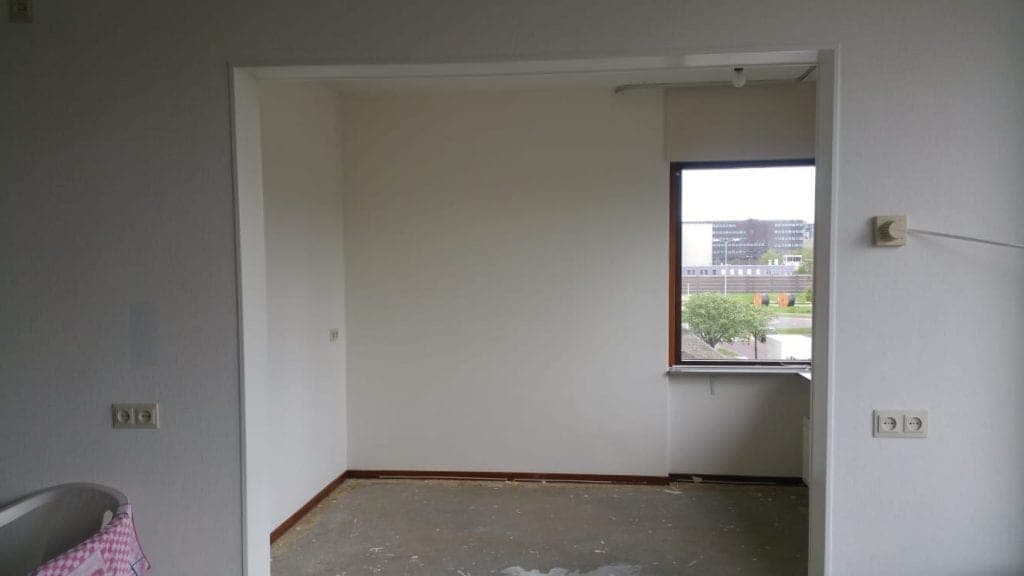 Lege kamer met strak afgewerkte wanden