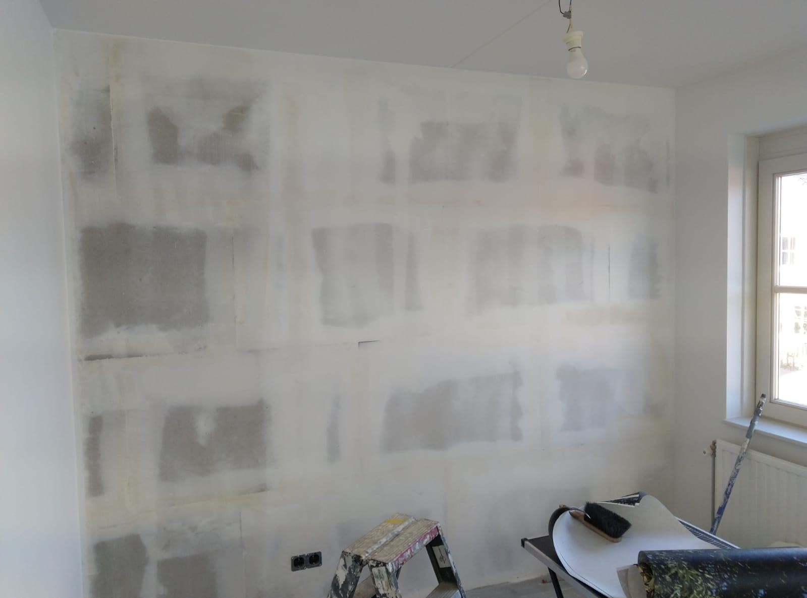 Onbewerkte wand met plamuurplekken