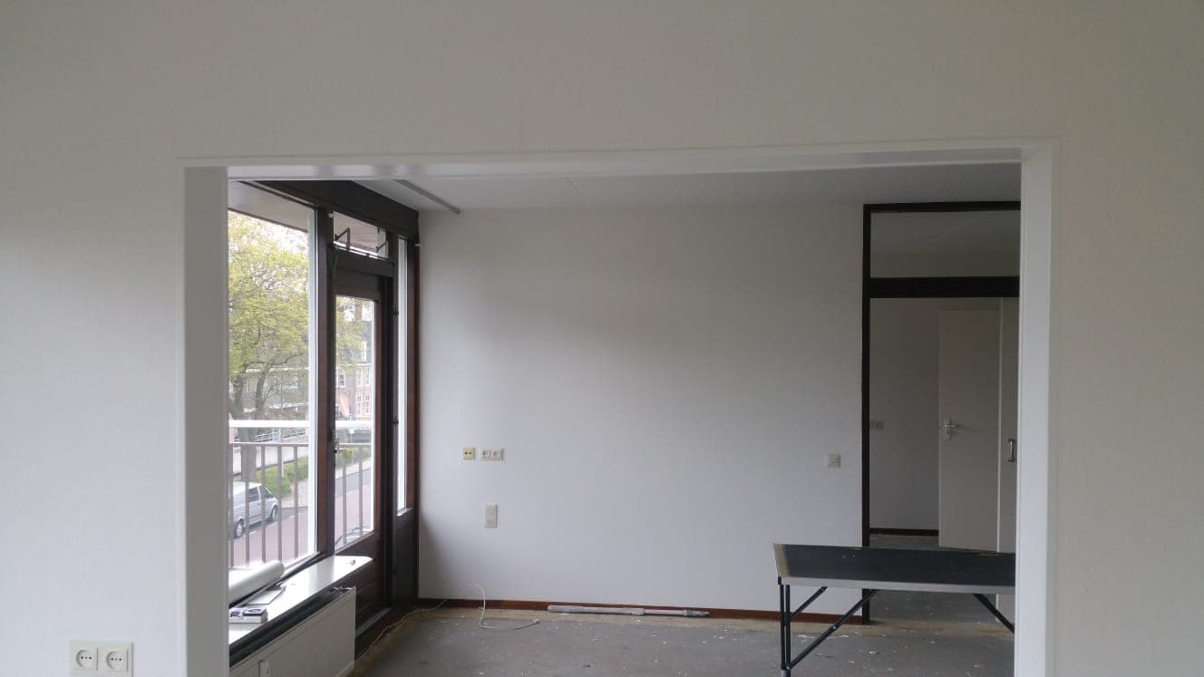 Lichte woonkamer met wanden in Renovlies