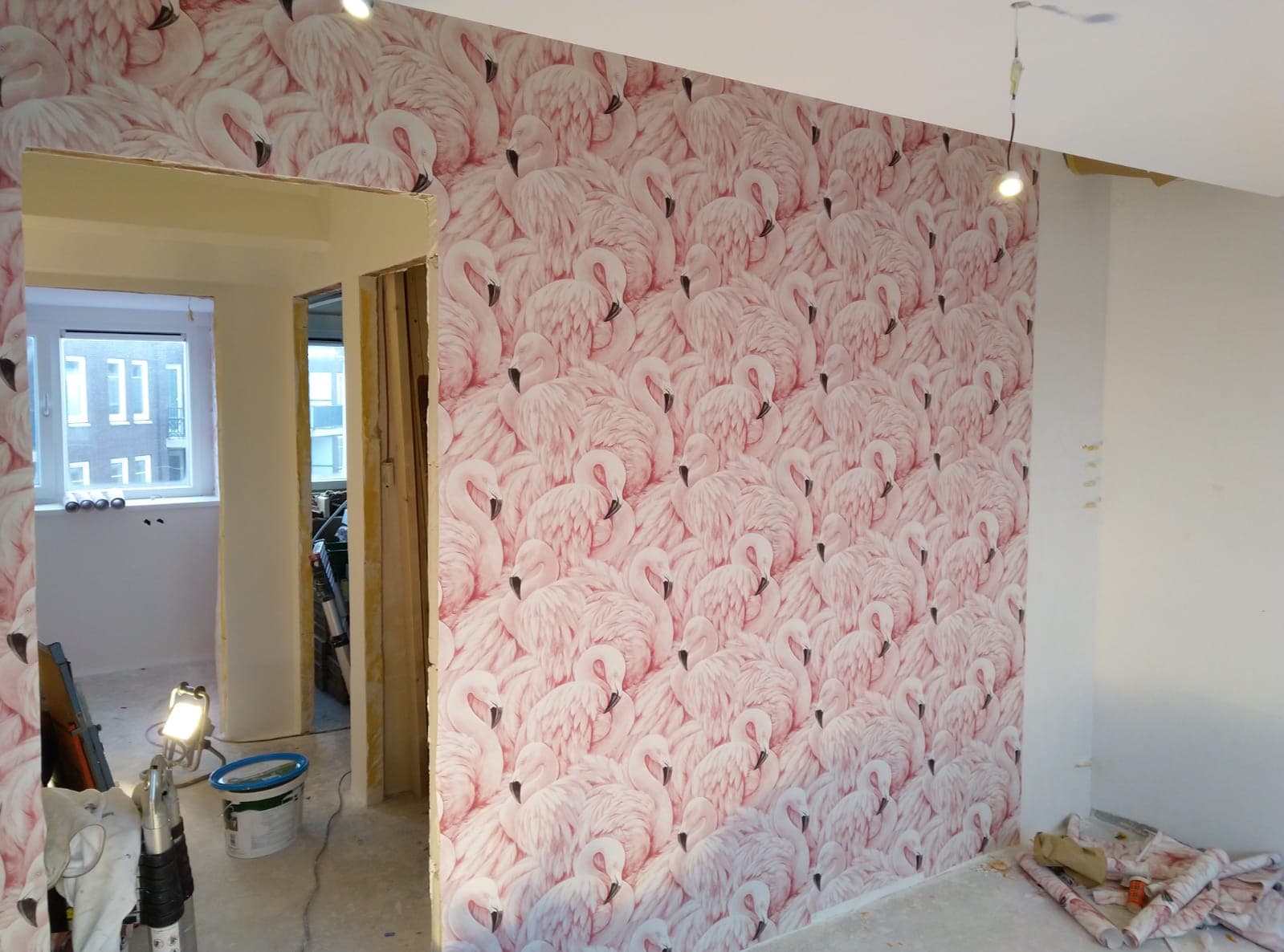 Wand met flamingobehang